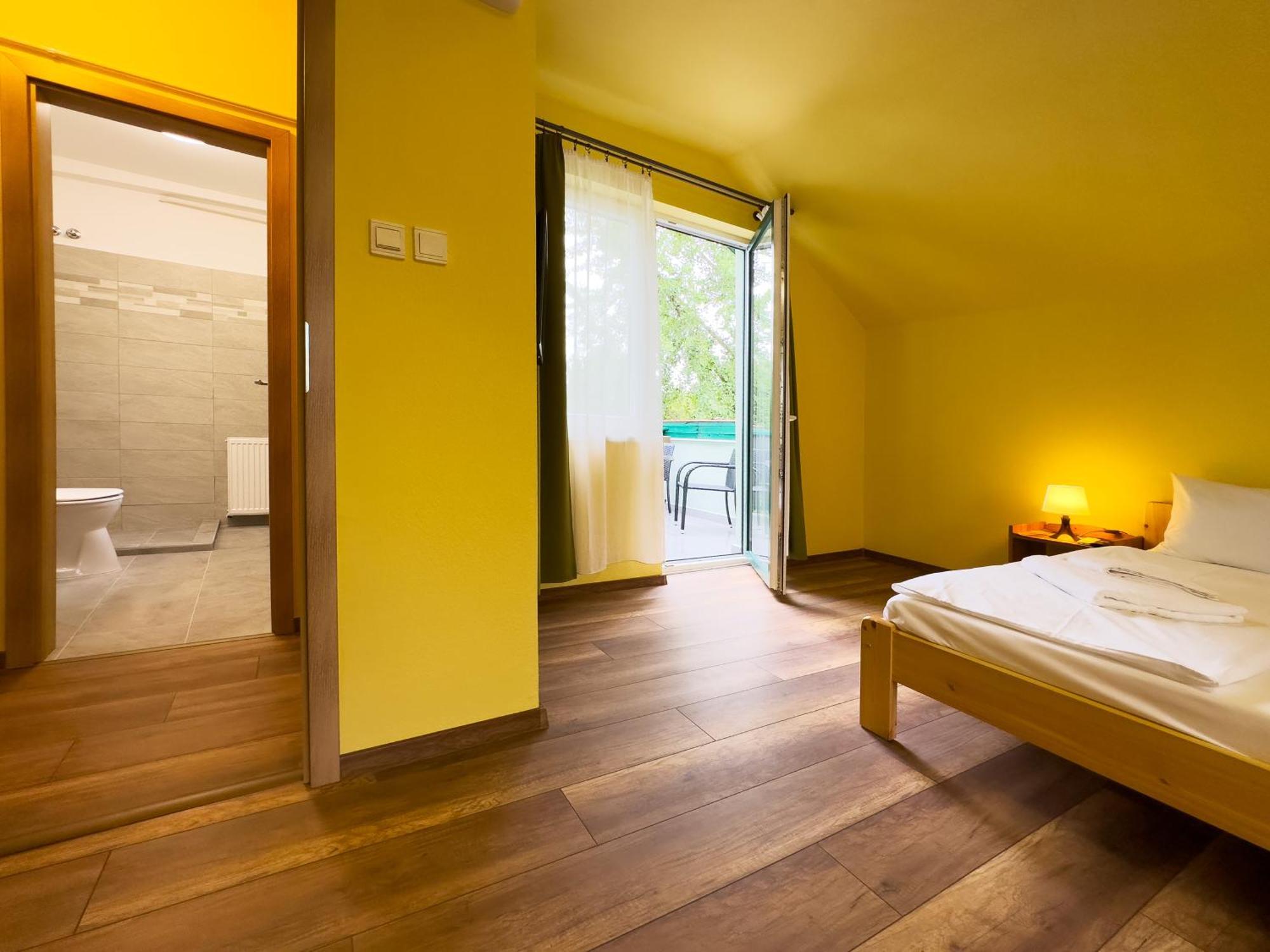 Hotel Irisz Panzio Budapest Esterno foto